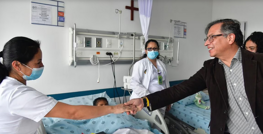 Gustavo Petro visita a los niños en el hospital militar