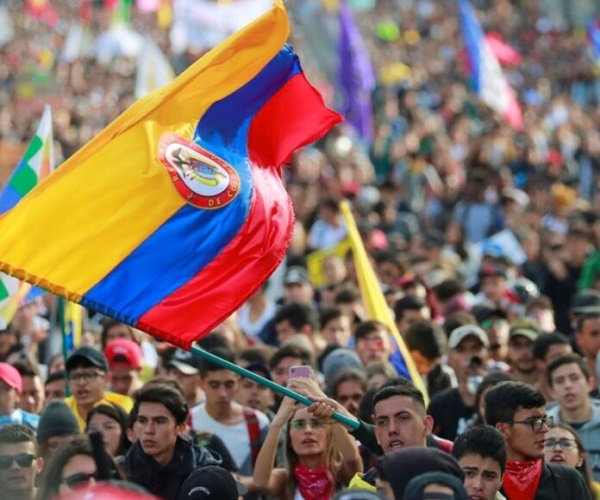 El pueblo colombiano toma las calles apoyando al Presidente Petro.