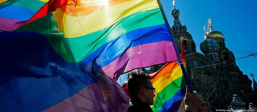 Activistas protestan en defensa de los derechos de la comunidad LGBTQ en San Petersburgo