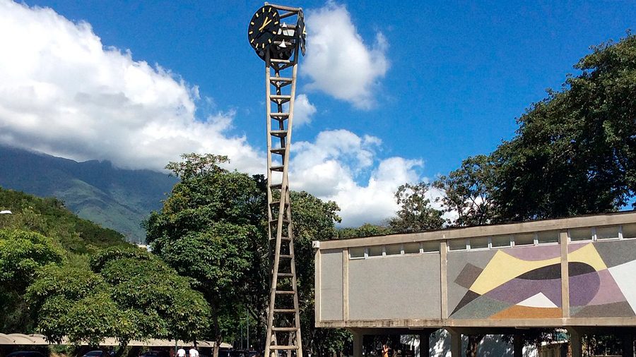 Plaza de El Rectorado de la UCV en Caracas