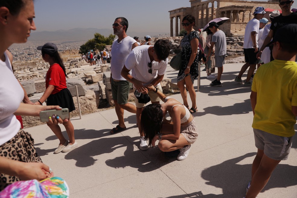 Un visitante se ve afectado por el calor en la cima de la colina de la Acrópolis, durante una ola de calor en Atenas, Grecia