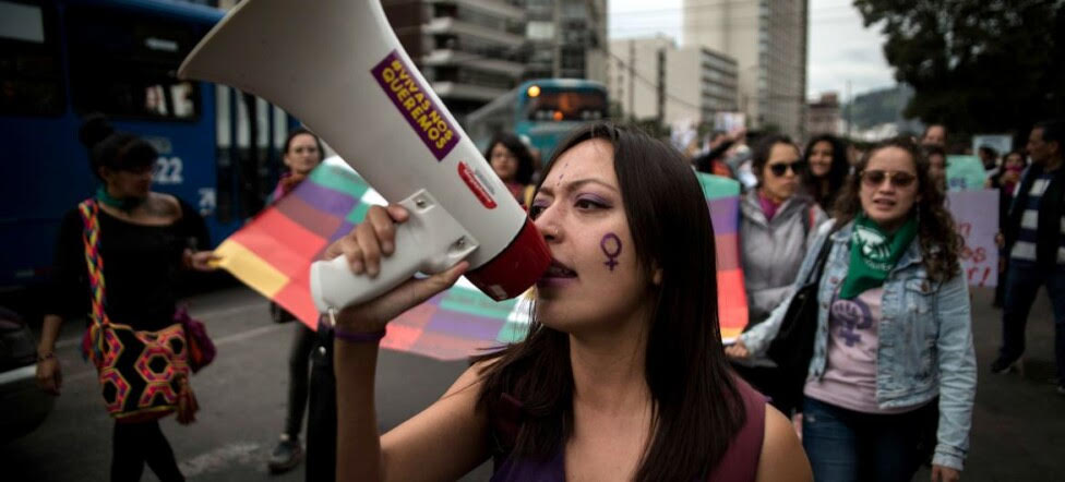 Activistas en una marcha contra la violencia de género en Ecuador