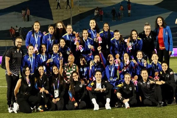 Yulimar con  la selección venezolana de fútbol, medalla de plata en los Juegos Centroamericanos y del Caribe.