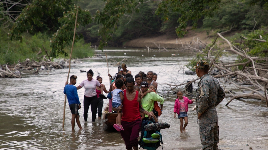 El flujo de migrantes a través de la selva de Darién entre Colombia y Panamá no se detiene, y muchos son niños, niñas y adolescentes
