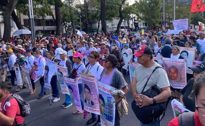 Familiares y organizaciones marcharon a nueve años del caso Ayotzinapa en México