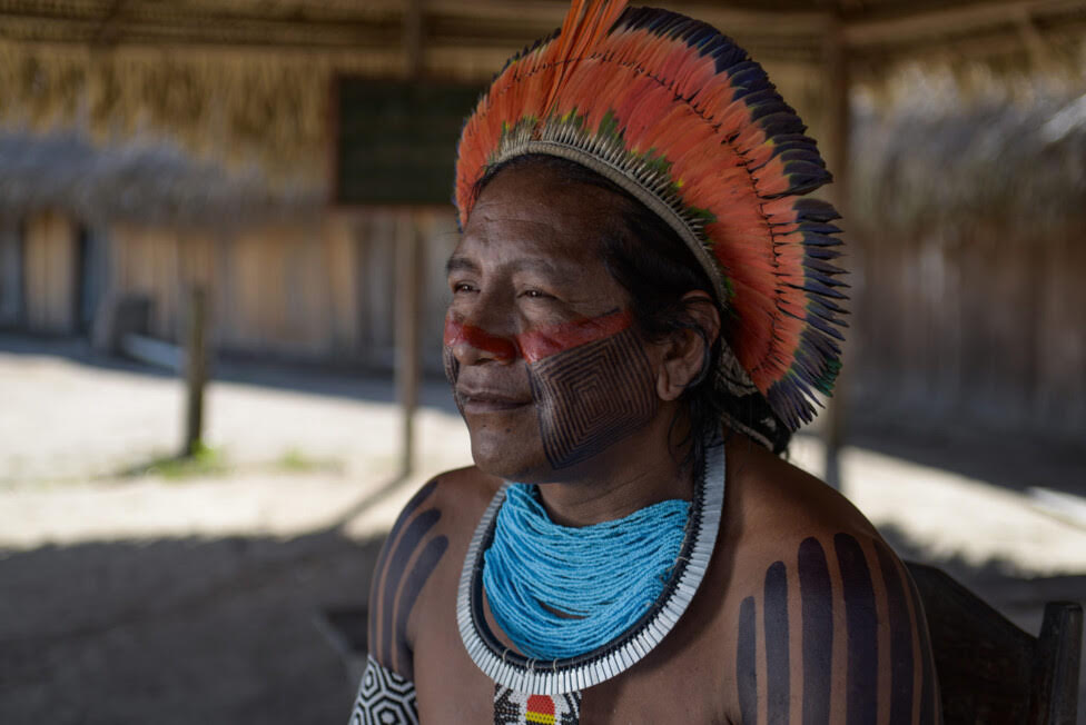 El cacique Bepdjo, líder del pueblo indígena kayapó, que lucha contra la minería ilegal en el territorio Báu, en el estado brasileño de Pará. Según un informe de Global Witness, en 2022 uno de cada cinco asesinatos de defensores del medioambiente registrados en el mundo ocurrió en la Amazonia.