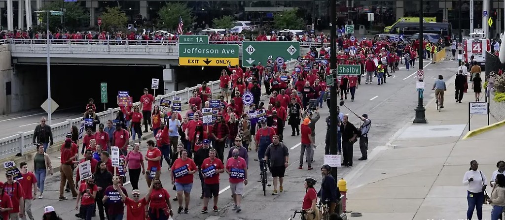 Miembros del sindicato United Auto Workers marchan en Detroit tras iniciar la huelga