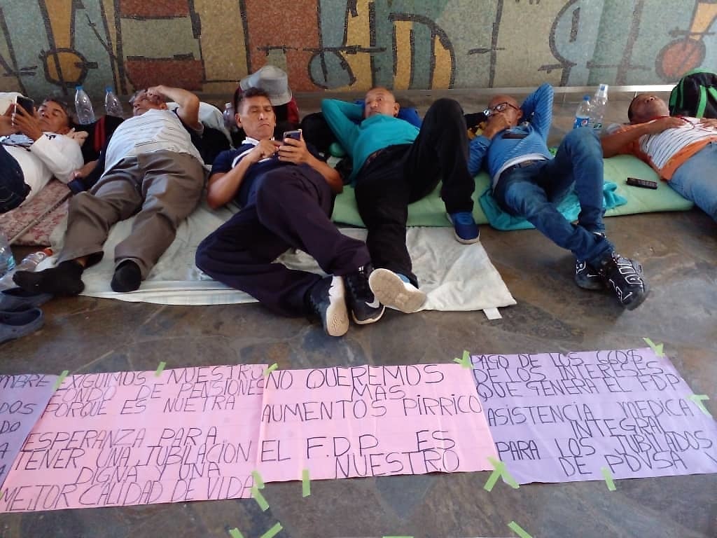 Nueve jubilados de Pdvsa en huelga de hambre en la UCV