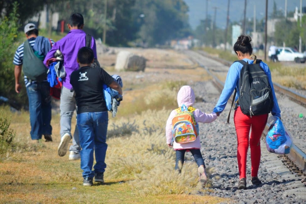 Una familia de migrantes en camino hacia la frontera entre México y Estados Unidos. Entre los millones de migrantes y refugiados que se desplazan por América Latina y el Caribe, uno de cada cuatro son niños, niñas o adolescentes, una cifra muy superior al promedio mundial.