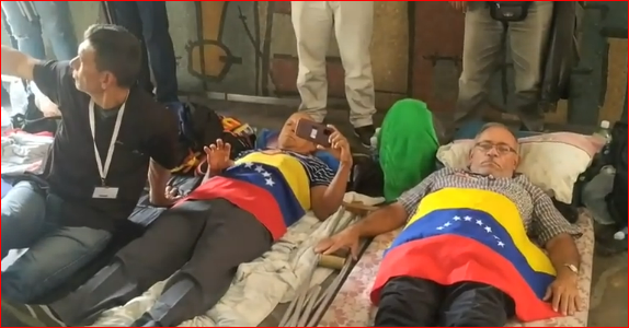 Jubilados de PDVSA realizan huelga de hambre en la plaza del Rectorado de la UCV, en Caracas