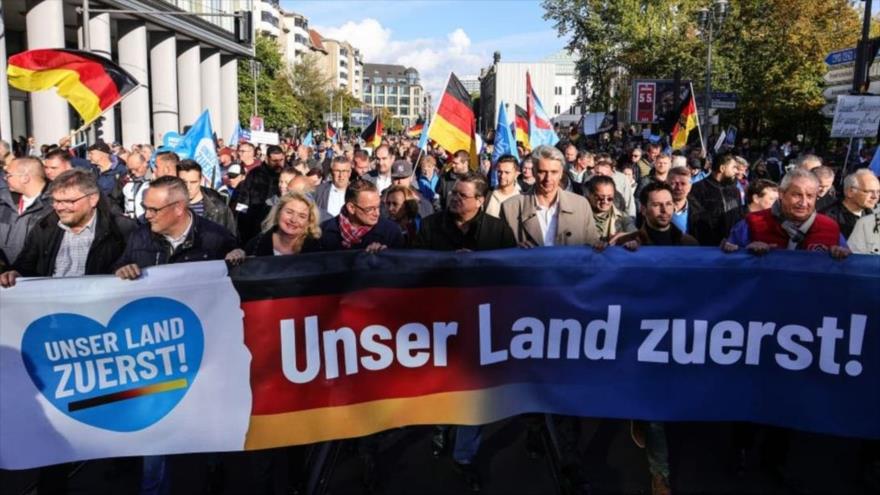 Primero nuestro país, dice la pancarta. Marcha en Alemania