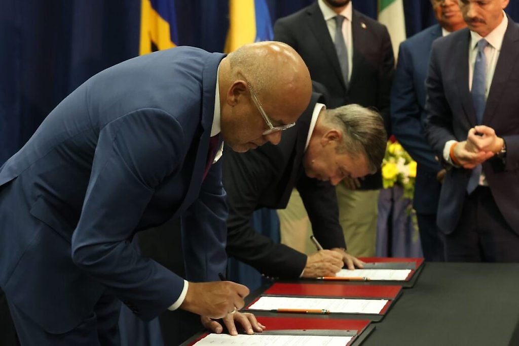 El gobierno y la oposición firmando el acuerdo de  Barbados.