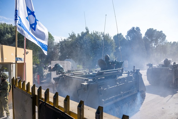 Vehículos blindados de las FDI en Beeri, Israel, el 17 de octubre de 2023.