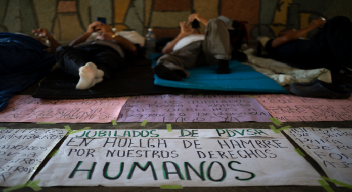 Huelga de hambre en la Plaza del Rectorado UCV de jubilados de PDVSA