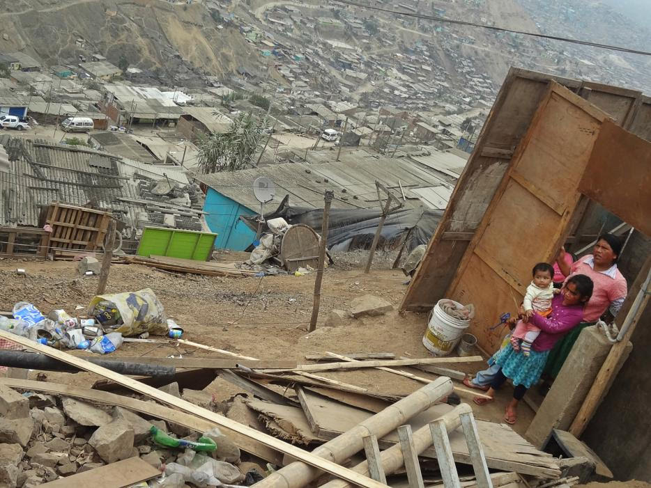 La pobreza se extiende en un asentamiento urbano en Perú
