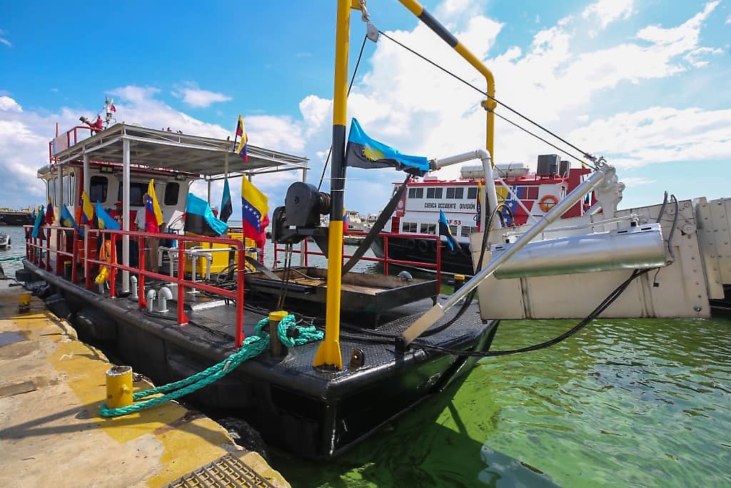 Embarcación recolectora de crudo en el Lago de Maracaibo, Zulia