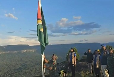 Guyana planta una bandera de su país en el territorio de El Esequibo
