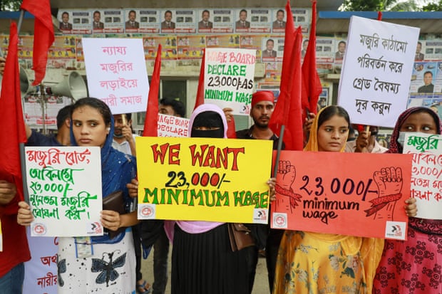 Mujeres sostienen pancartas en una protesta frente al Club Nacional de Prensa para exigir salarios justos para las trabajadoras