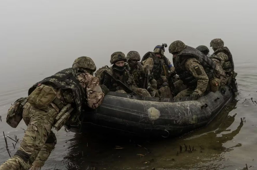 Un grupo de marines ucranianos, a bordo de una balsa, parten de una orilla del río Dniéper, en el frente cerca de Kherson