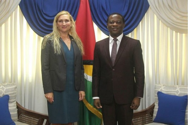 El Primer Ministro de Guyana y la Embajadora de EEUU.