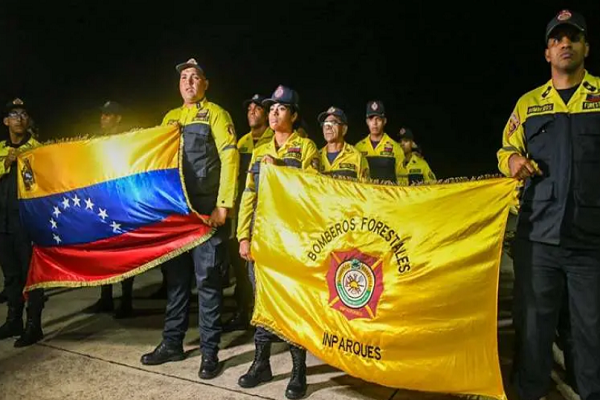 Bolivia recibió este martes el primer contingente de 30 bomberos venezolanos, quienes se sumarán a los trabajos de mitigación de los incendios forestales que afectan al país.