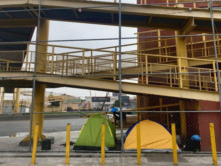 Tiendas de campaña, colchas y mochilas de personas migrantes y personas sin techo ocupan las calles aledañas al albergue Casa INDI, en el centro de Monterrey, la ciudad industrial del noreste de México.
