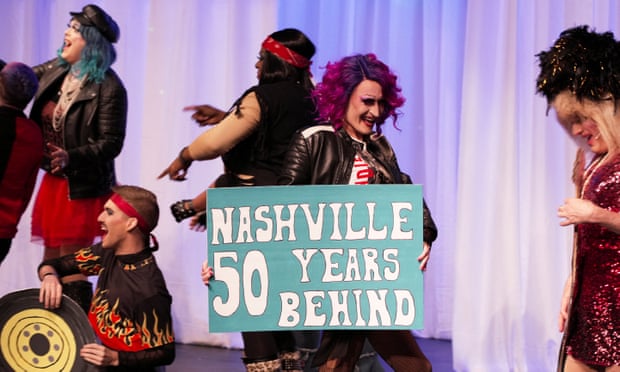 Miembros del grupo de teatro Friends of Georges actúan después de que un juez federal bloqueara temporalmente un proyecto de ley destinado a restringir las representaciones drag, en Memphis, Tennessee