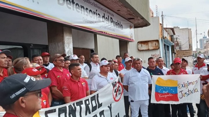 Trabajadores de Café Venezuela en Barquisimeto recibiendo la solidaridad de otras empresas