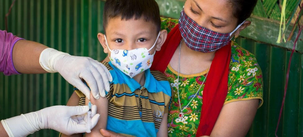 Un niño es vacunado contra el sarampión en Bangladesh