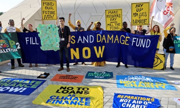 Los activistas climáticos protestan contra los emisores de combustibles fósiles, exigiendo acciones y más contribuciones al fondo de pérdidas y daños