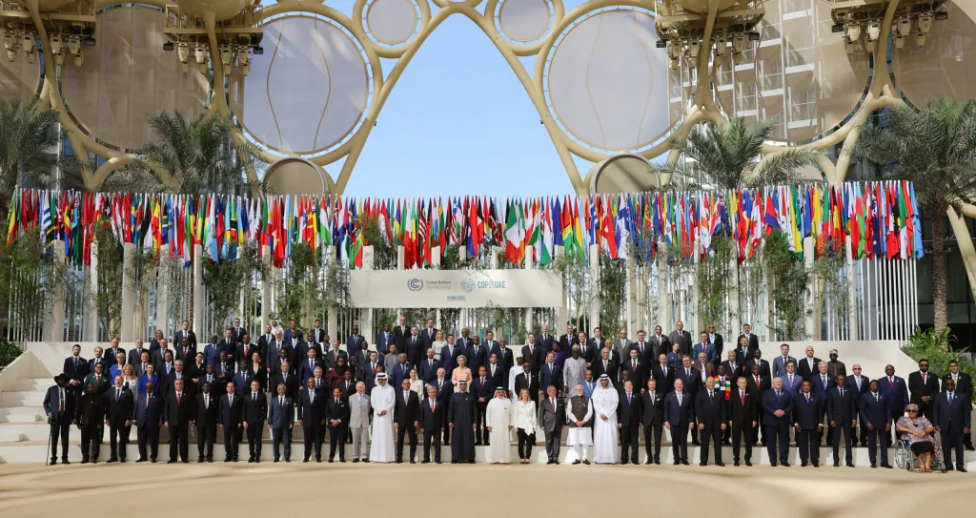 oto de familia de los gobernantes y otros expositores que intervinieron en la primera ronda de discursos de mandatarios en la COP28, con las banderas de casi todas las naciones