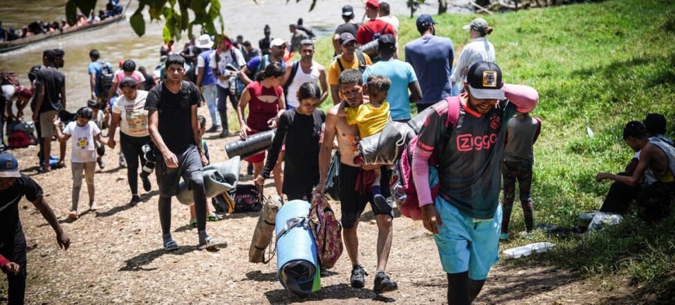 Migrantes sudamericanos llegan a la zona panameña de Darién desde el poblado Necoclí en el Caribe colombiano.