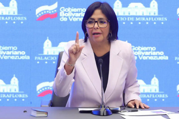  Rodríguez, como ministra encargada de Economía y Finanzas desmintió a la agencia de noticias que había titulado sobre la "deflación" en Venezuela cuando en febrero, "la inflación fue de 1,2 % tal como lo informó el BCV".