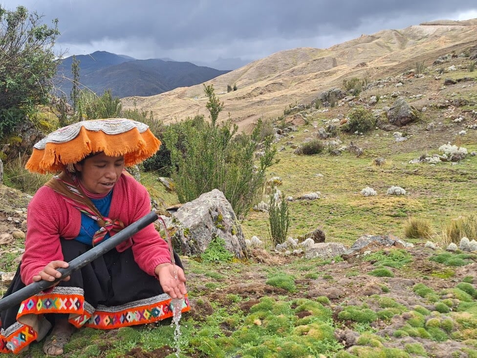 Juana María Quispe, campesina de la comunidad de Sachac, en las alturas andinas del departamento peruano de Cusco, se emociona al ver discurrir a través de una manguera el agua captada de los manantes