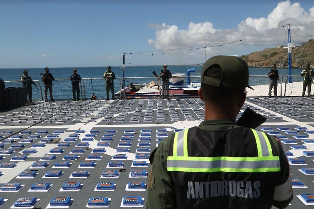 interceptan embarcación con más de 3 toneladas de droga en aguas internacionales