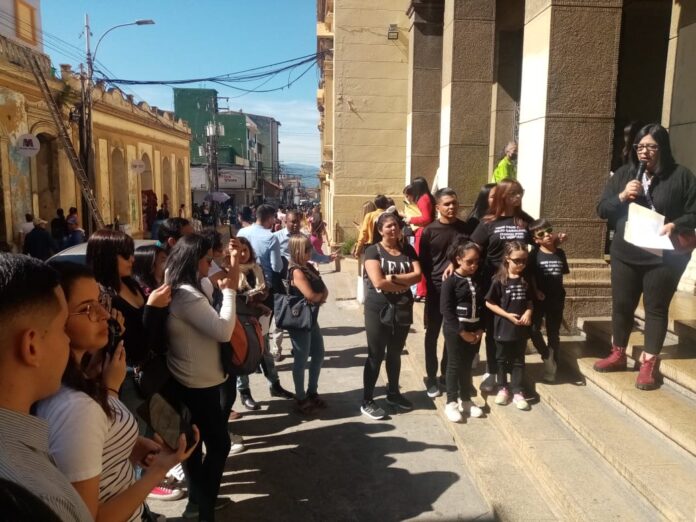 Familiares y amigos del profesor Julio Gabaldón se concentraron frente a las instalaciones del rectorado de la Universidad de los Andes (ULA)