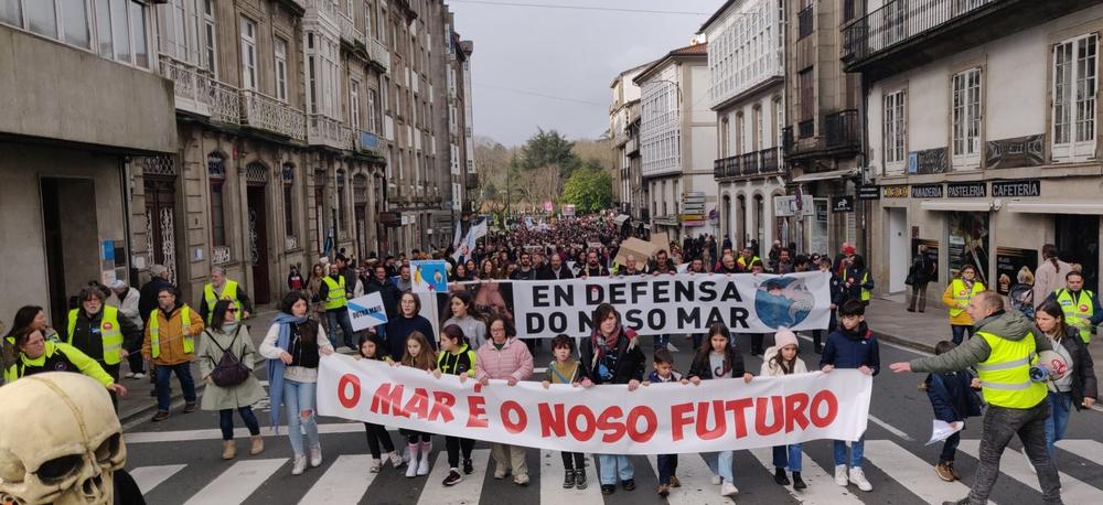 El mar es nuestro futuro, dice la pancarta en marcha ambiental en Compostela