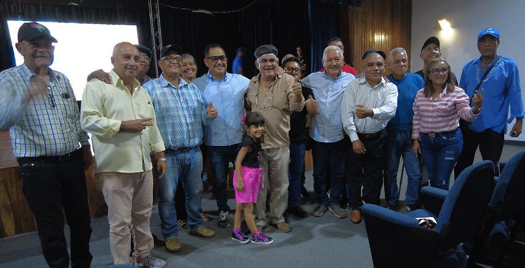 Dimas Petit al lado del alcalde Juan Parada, con boina negra y en el centro de la gráfica, asistió al estreno del documental