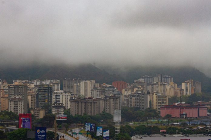 Neblina con calor sobre Caracas
