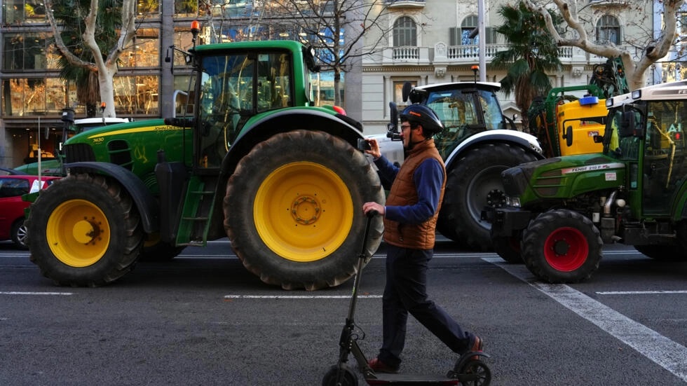 Agricultores españoles mantienen protestas por tercer día consecutivo