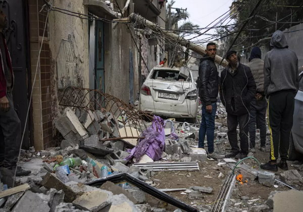 Palestinos observan la destrucción causada por un ataque aéreo israelí en Rafah, en la Franja de Gaza, el 9 de febrero de 2024.