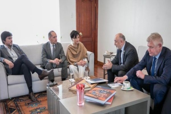 La canciller Gabriela Sommerfeld recibió al embajador de Rusia en Ecuador, Vladimir Sprinchan. Ambos países mantienen canales abiertos para el diálogo constructivo, reportaron autoridades locales.