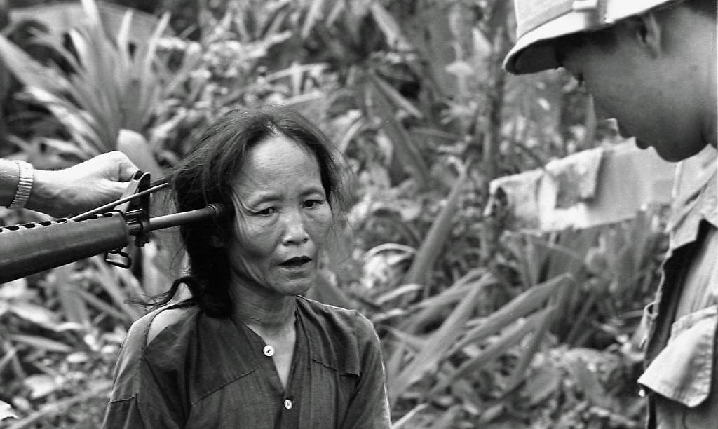 Soldados norteamericanos detienen a una vietnamita