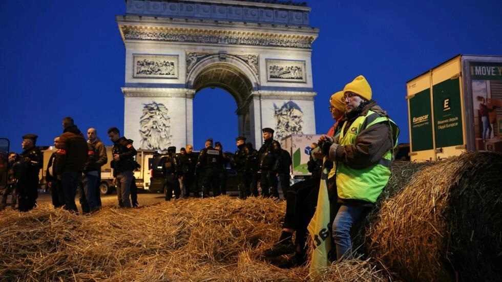 Agricultores franceses protestan en el Arco del Triunfo