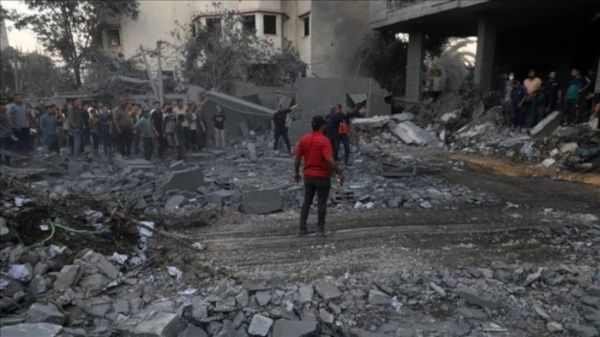 e reportaron ataques aéreos contra edificios residenciales en la ciudad de Deir al-Balah, lo cual provocó la muerte de más de una decena de palestinos civiles