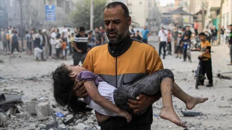 Un padre palestino lleva el cadáver de su hija en Jan yunis, sur de la Franja de Gaza