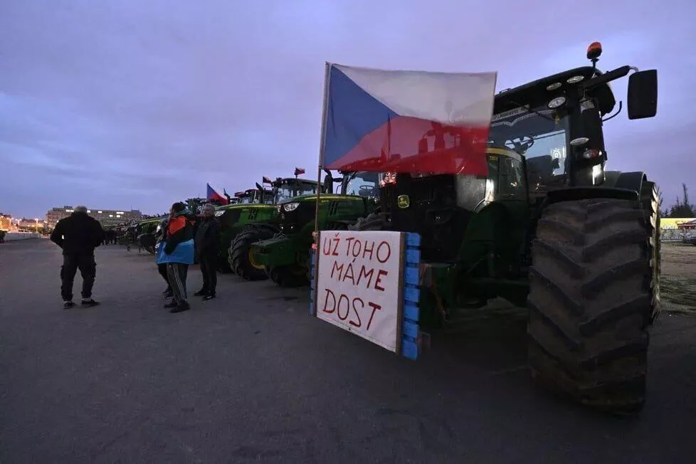 Agricultores invaden Praga con su tractores en señal de protesta por la falta de apoyo gubernamental