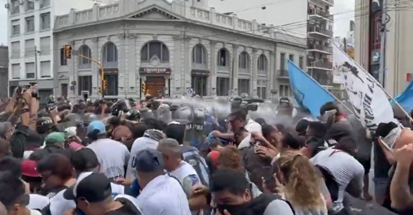 Represión policial en Puente Saavedra, Argentina