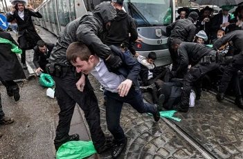 Ultraortodoxos se enfrentan con la policía en Israel