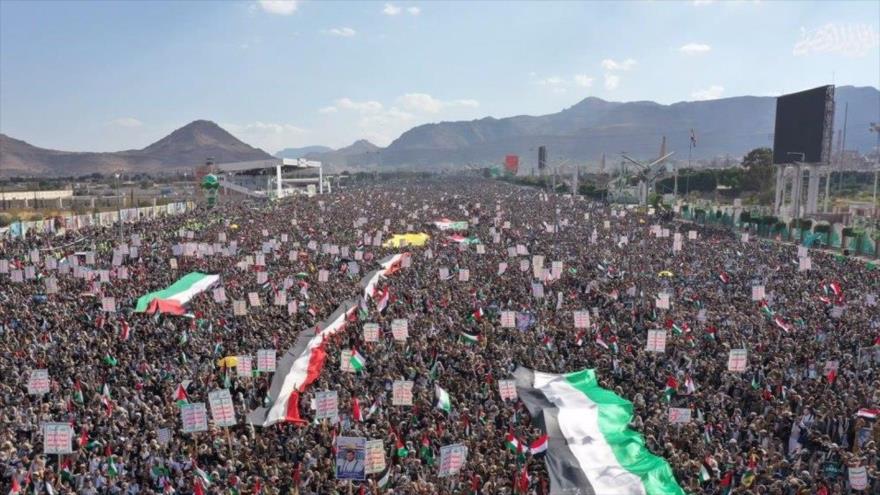 Yemeníes participan en una manifestación masiva en Saná, en solidaridad con Palestina